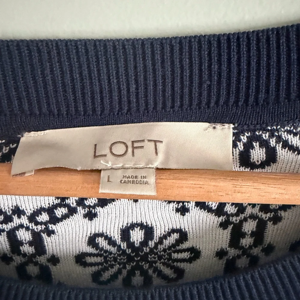 LOFT Navy and White Floral Pattern Knit Top - Picture 3 of 3